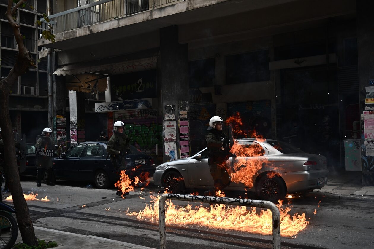 Εξάρχεια: Επιθέσεις με μολότοφ από αγνώστους – Με κρότου λάμψης απάντησε η ΕΛ.ΑΣ