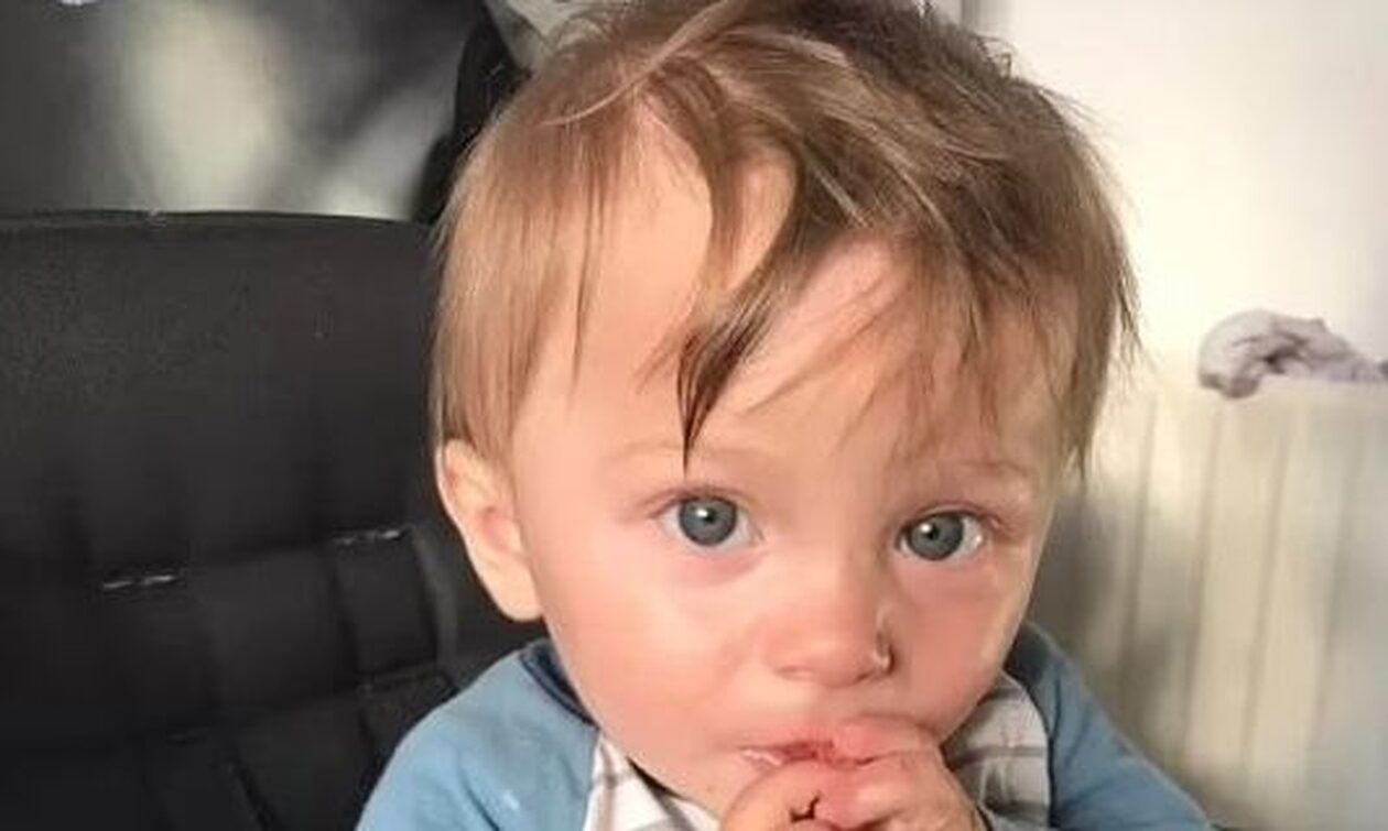 Βρετανία: Θρήνος για το αγοράκι που πέθανε από πείνα και δίψα – Αγκάλιαζε το πόδι του νεκρού πατέρα