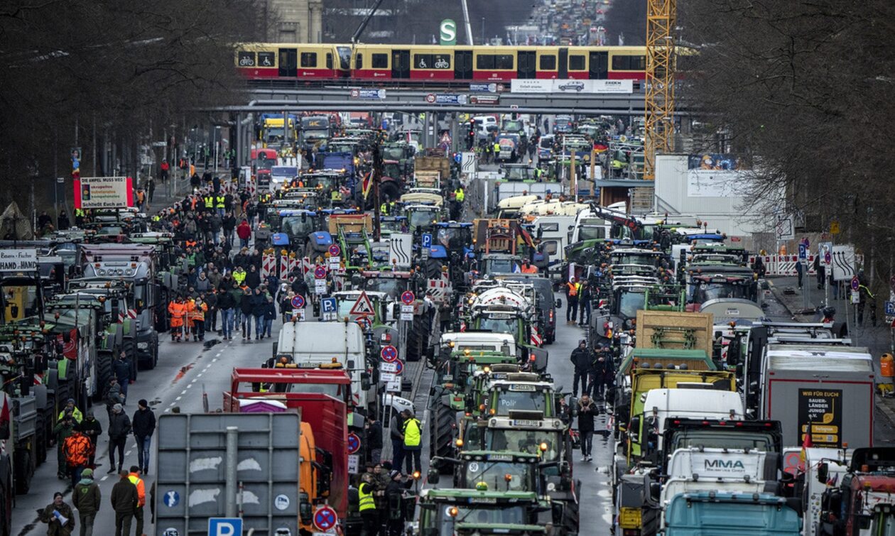 Γερμανία: «Στα όπλα» οι αγρότες μετά το νέο αδιέξοδο με την κυβέρνηση Σολτς – Έρχονται νέα μπλόκα