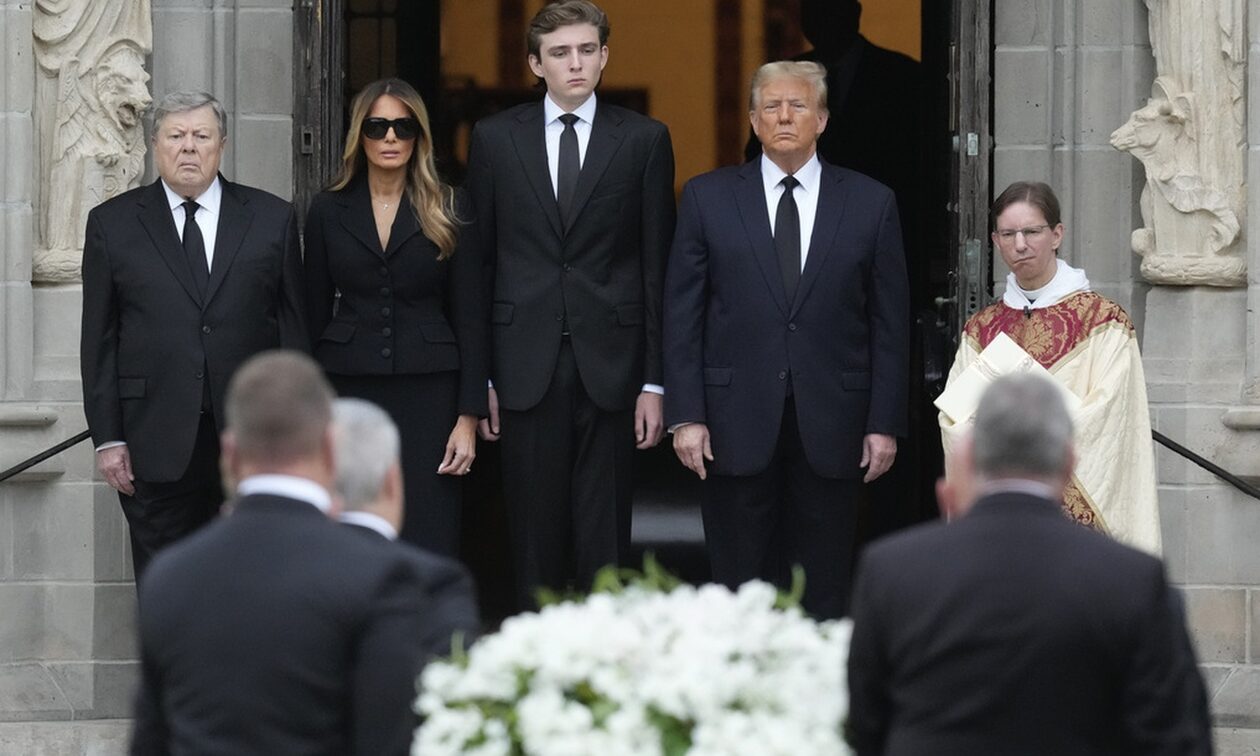 Μελάνια Tραμπ: Απαρηγόρητη στην κηδεία της μητέρας της – «Ακτίνα φωτός στις πιο σκοτεινές μέρες»