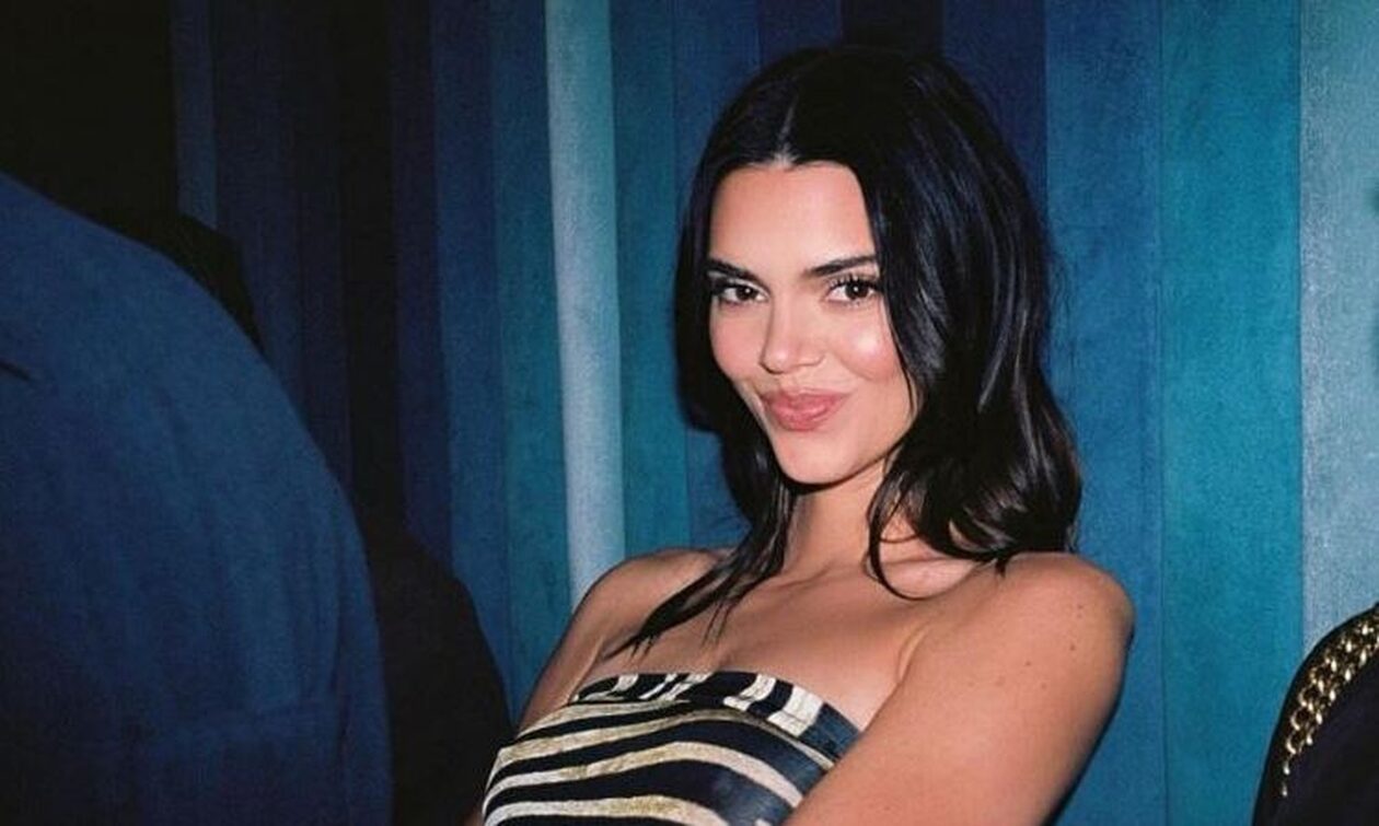 Κένταλ Τζένερ: Mε καυτό μίνι στο χιονισμένο Άσπεν, ανέβασε το θερμόμετρο στα ύψη