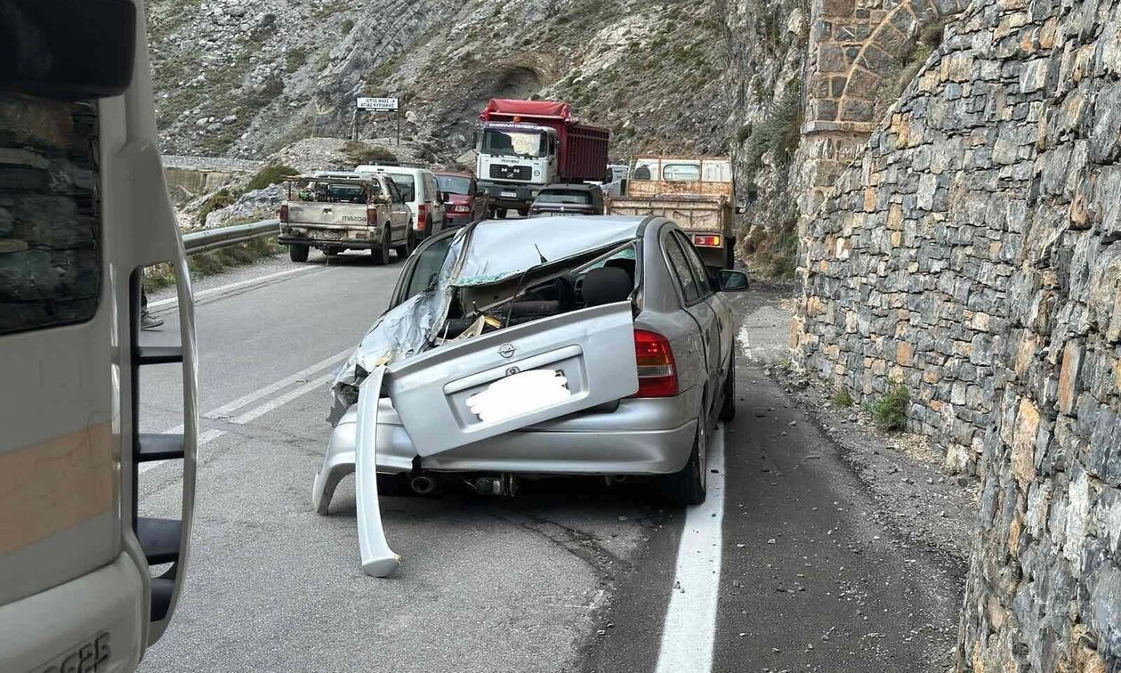Ρέθυμνο: Αποκολλήθηκε βράχος και έπεσε σε ΙΧ εν κινήσει!