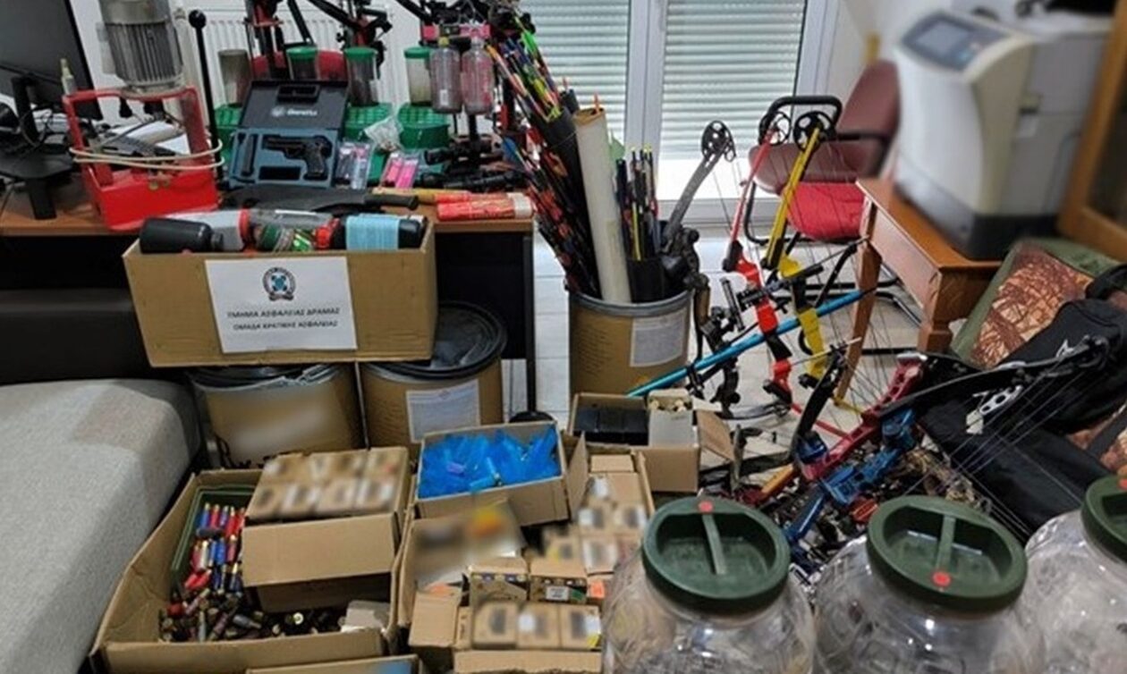Δράμα: Είχε στο κατάστημά του 43 κιλά πυρίτιδα, όπλο, βαλλίστρες και μανσέτες