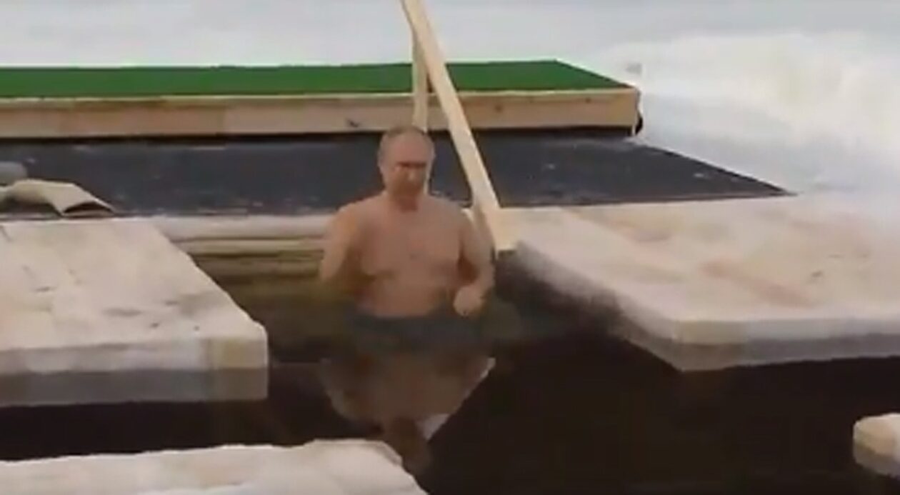 Πούτιν: Πιστός στην παράδοση των Θεοφανείων βούτηξε στα παγωμένα νερά