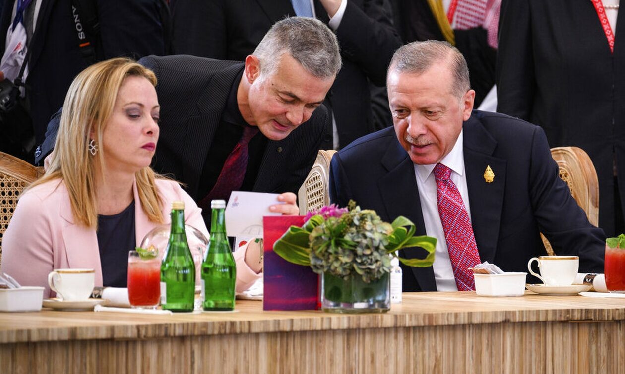 Μελόνι: Φθάνει στην Άγκυρα, τείνοντας κλαδί ελιάς στον Ερντογάν – Το ταραγμένο παρελθόν