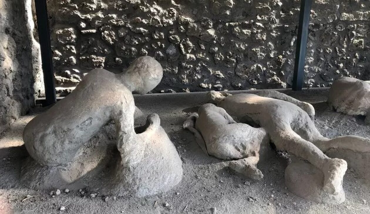 Η κατάρα της Πομπηίας: Τουρίστες που έκλεψαν πετρώματα τα επιστρέφουν πίσω κατατρομαγμένοι