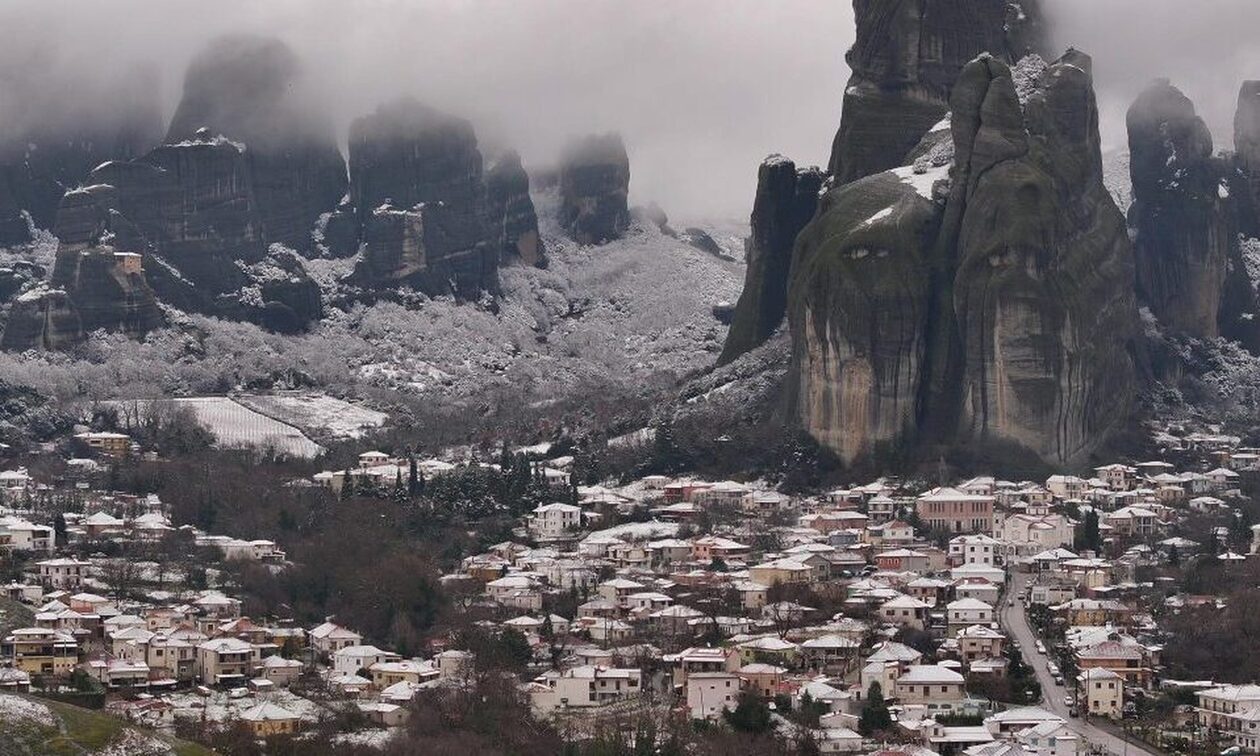Ντύθηκαν «στα λευκά» τα Μετέωρα: Εικόνες σπάνιας ομορφιάς μετά τη χιονόπτωση