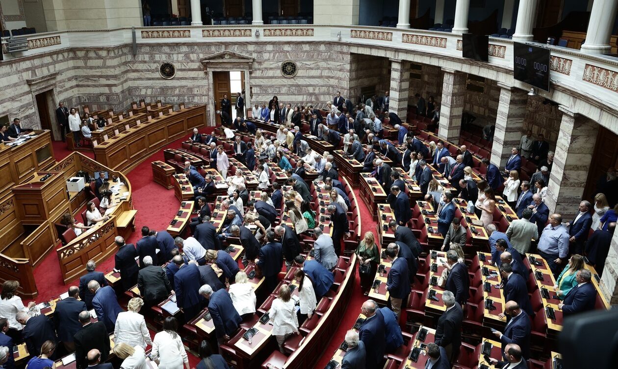 Αντίθετο (και) το πολιτικό Κέντρο στην υιοθεσία ομόφυλων ζευγαριών