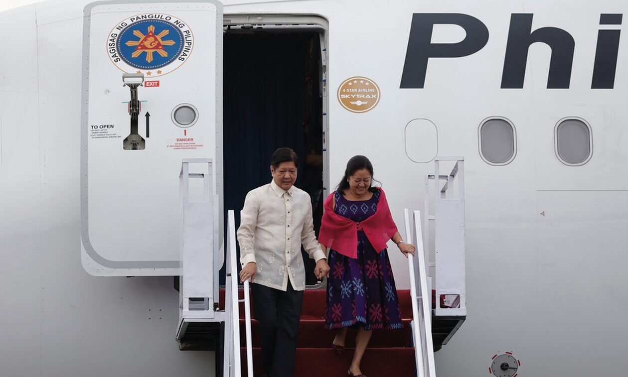 Σάλος στις Φιλιππίνες: Ο Μάρκος χρησιμοποίησε το προεδρικό ελικόπτερο για να πάει στους… Coldplay