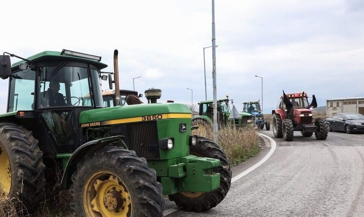Σε αναβρασμό οι αγρότες σε Λαγκαδά και Σέρρες – Έβγαλαν τρακτέρ στον κόμβο προς Κιλκίς
