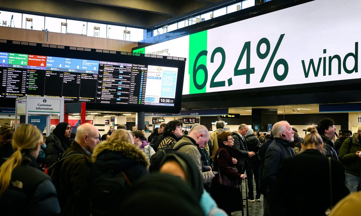 Βρετανία: Ακυρώσεις πτήσεων και πολύωρα μπλακάουτ από το σαρωτικό πέρασμα της καταιγίδας Άισα