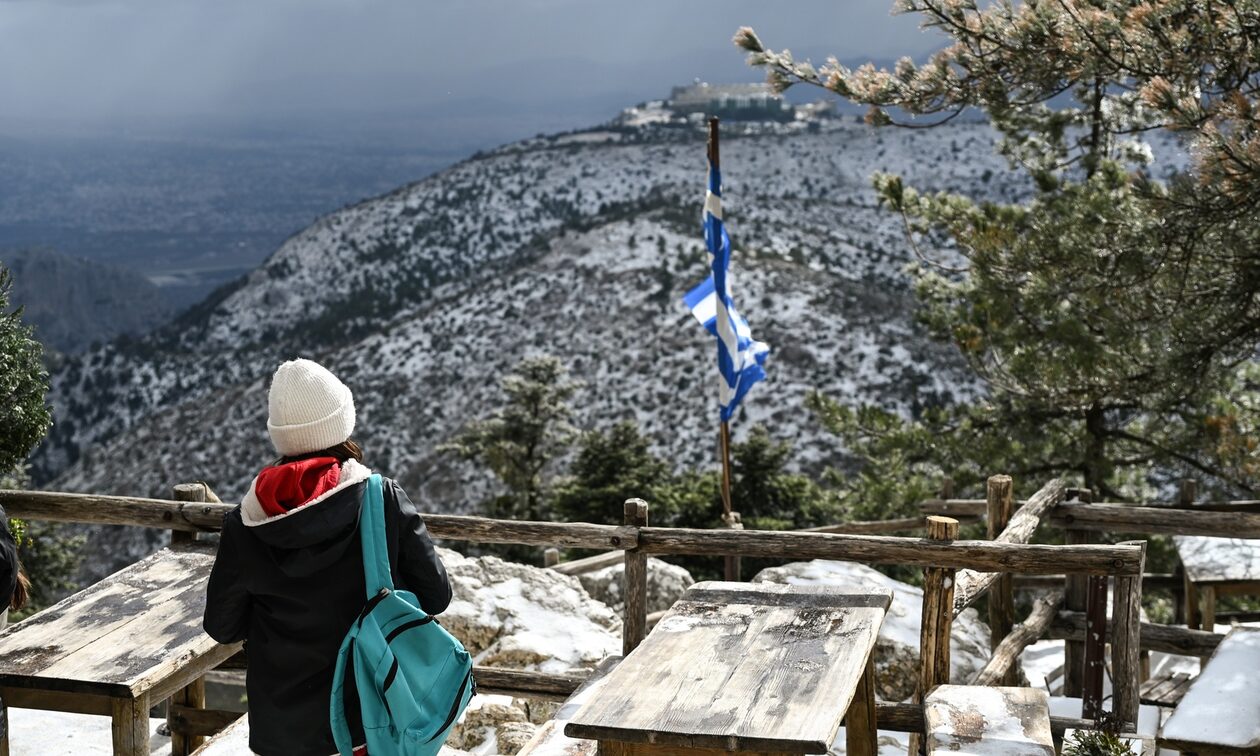 Πάρνηθα: Το «έστρωσε» για τα καλά – Πήγαν για χιονοπόλεμο οι Αθηναίοι (photos)