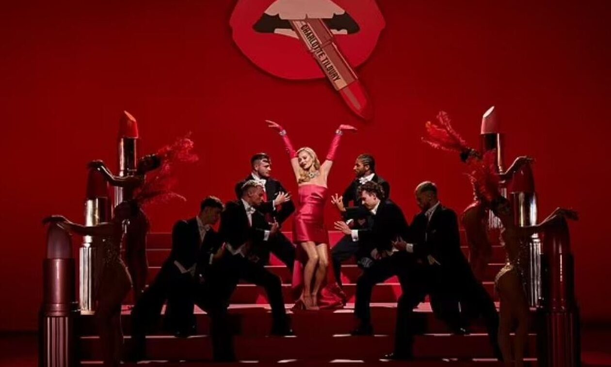 Κέιτ Μος: Μεταμορφώθηκε σε Μέριλιν Μονρό και έκλεψε την παράσταση – Τα 50α της γενέθλια