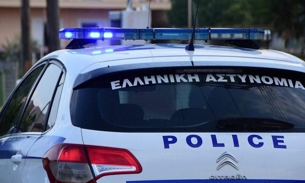 Επεισοδιακή σύλληψη ατόμων στα Εξάρχεια – Τους έβγαλαν με τα όπλα απο το αυτοκίνητο