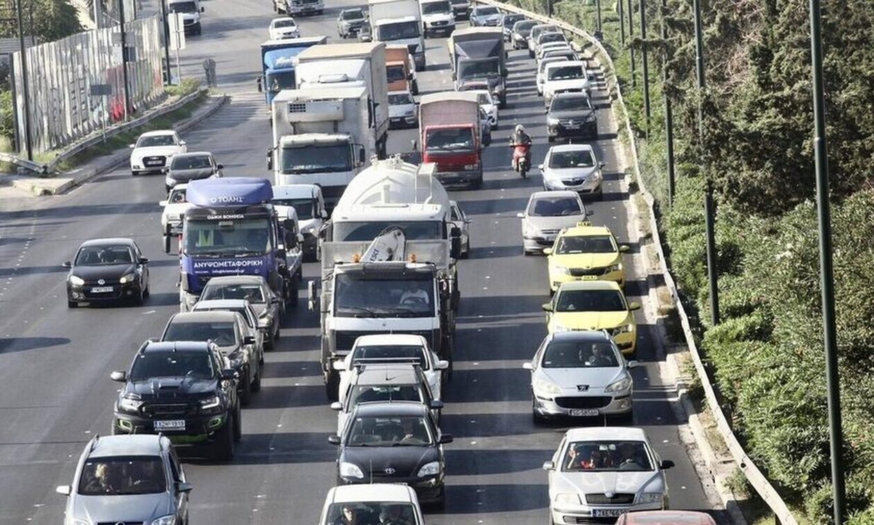 Κίνηση τώρα: Σφοδρή σύγκρουση τεσσάρων οχημάτων στον Κηφισό στο ρεύμα προς Πειραιά