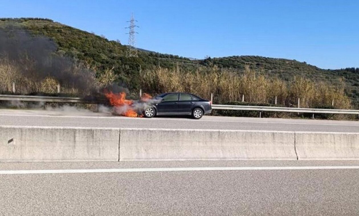 Αυτοκίνητο «τυλίχθηκε» στις φλόγες στην Ιονία Οδόβίντεο:  Πρόγραμμα Αναπαραγωγής Βίντεο