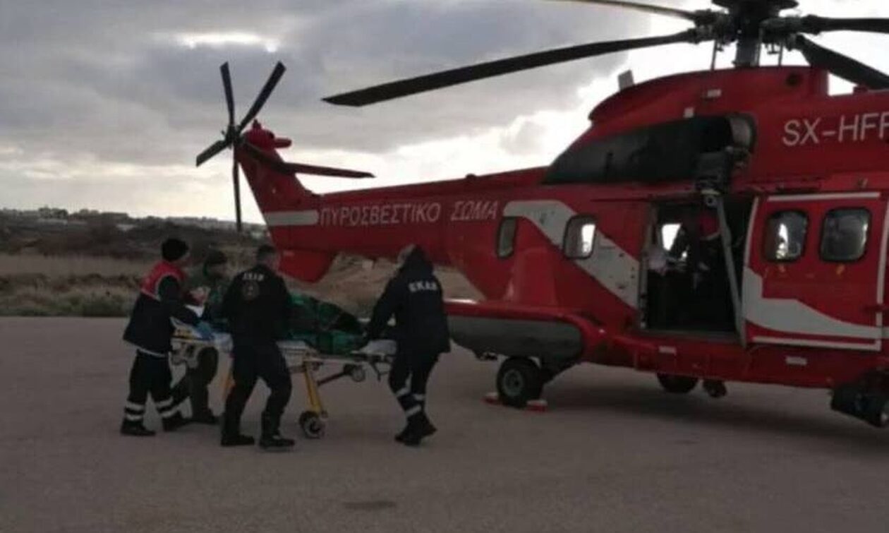 Πυροσβεστική: Αεροδιακομιδή του ΕΚΑΒ από Σίκινο και Νάξο προς Αθήνα
