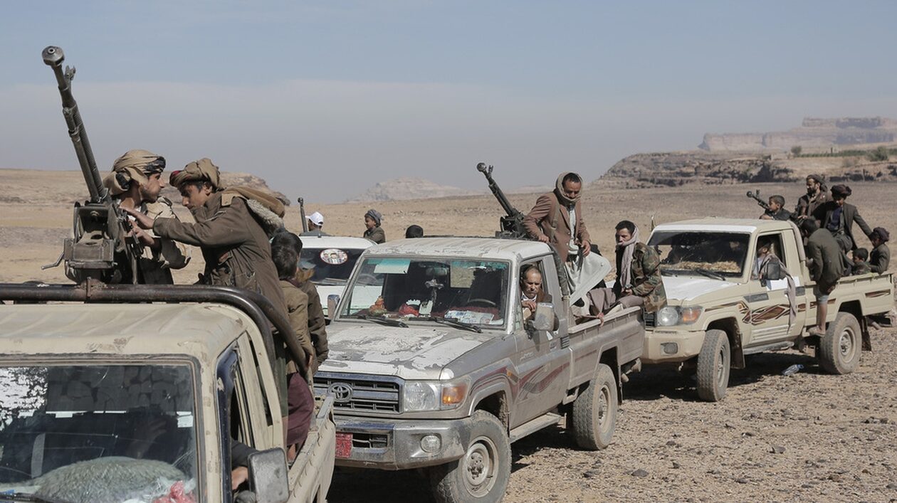 Υεμένη: Τρεις πύραυλοι κατά φορτηγού πλοίου με σημαία ΗΠΑ  από τους Χούθι