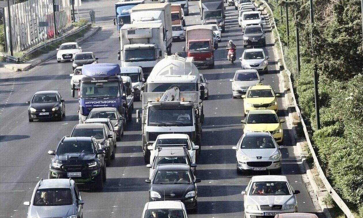 Χάος στην Αττική οδό μετά από μετωπική σύγκρουση οχημάτων: Ηλικιωμένος μπήκε στο αντίθετο ρεύμα