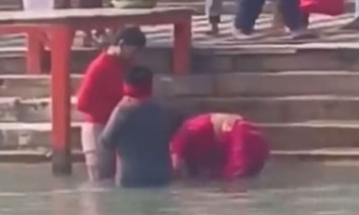 Ινδία: Σκληρό βίντεο – Οικογένεια πνίγει τον 5χρονο γιο της στον Γάγγη επειδή είχε λευχαιμία!