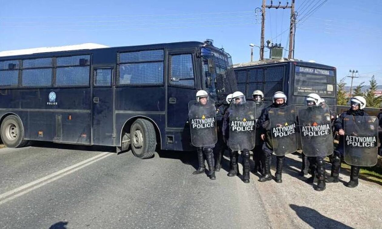 Μπλόκο της ΕΛΑΣ σε δεκάδες τρακτέρ πριν μπουν στη Θεσσαλονίκης-Περαίας – Ένταση με αγρότες