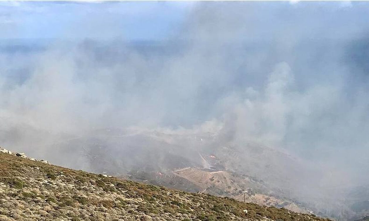 Φωτιά στην Άνδρο: Ενισχύονται οι δυνάμεις της Πυροσβεστικής από Σύρο και Τήνο (φωτο)