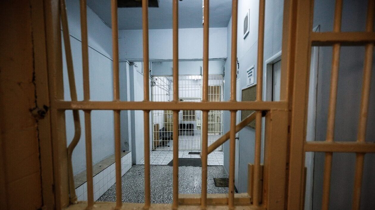 Πάτρα: Πήρε άδεια από τη φυλακή και δεν επέστρεψε – Ήταν καταδικασμένος σε 30 χρόνια κάθειρξη