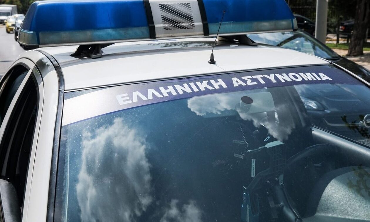 Τροχαίο στη Μεσογείων: Αυτοκίνητο έκανε τετακέ στο δρόμο και χτύπησε σε κολόνα