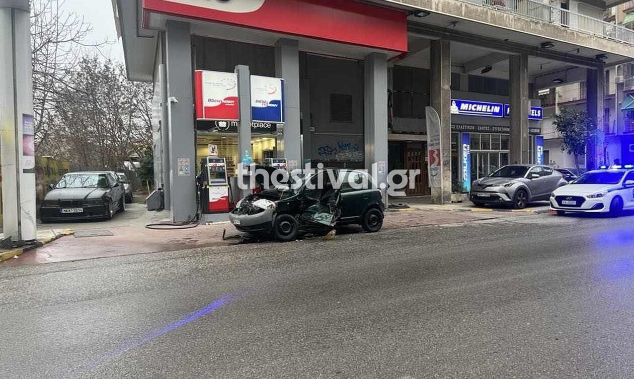 Θεσσαλονίκη: Δύο τραυματίες σε τροχαίο – Έπεσε πάνω σε έξι σταθμευμένα αυτοκίνητα