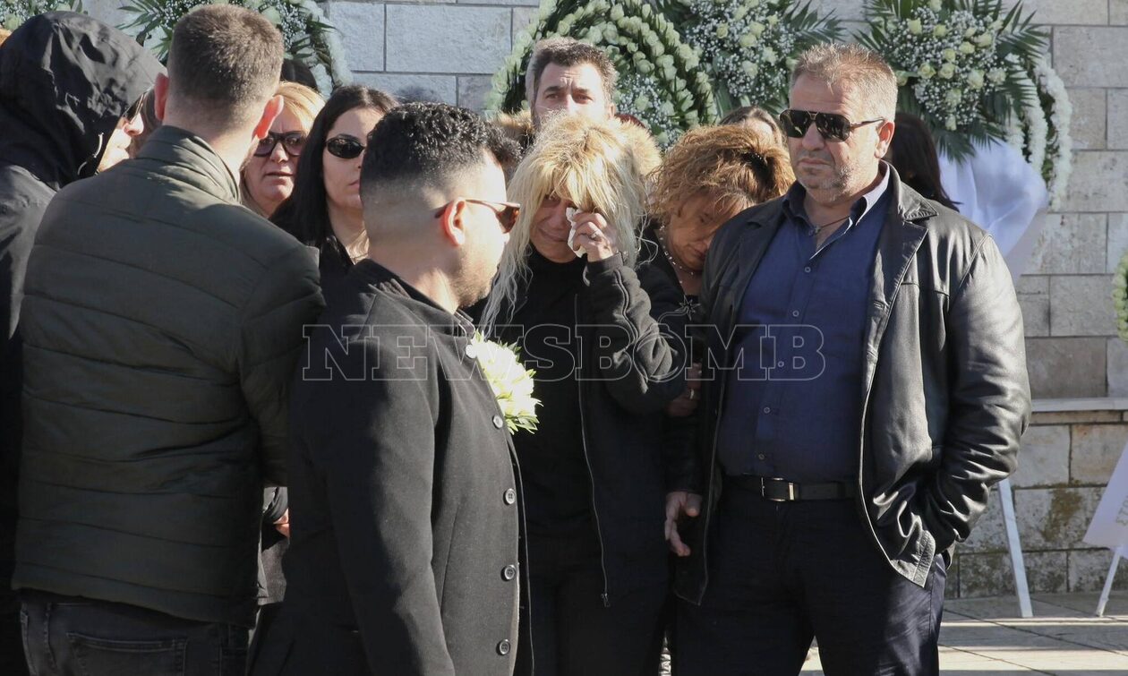 Μεσολόγγι: «Καρδιά μου πού είσαι;» – Σπάραξε η μητέρα του Μπάμπη Κούτσικου στην κηδεία του