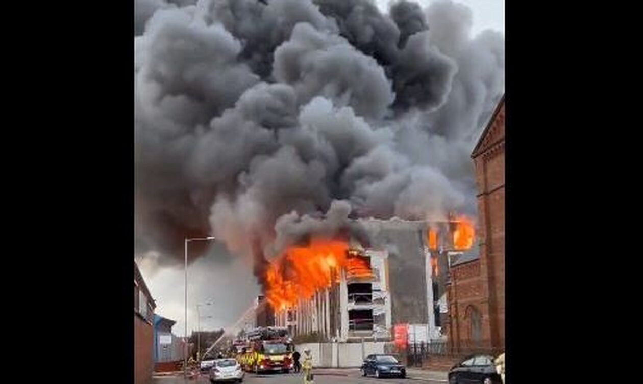 Λίβερπουλ: Τεράστια πυρκαγιά σε τετραώροφο κτήριο – Ορατοί σε όλη την πόλη οι καπνοί