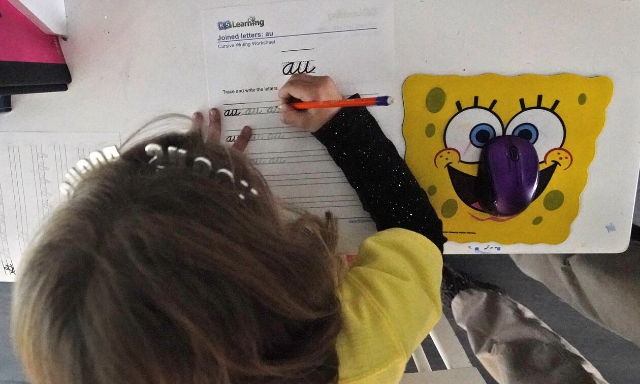 «Σβήνουν» οι οθόνες, επιστρέφουν τα μολύβια στα σχολεία – Μαθητές μαθαίνουν να γράφουν με το χέρι