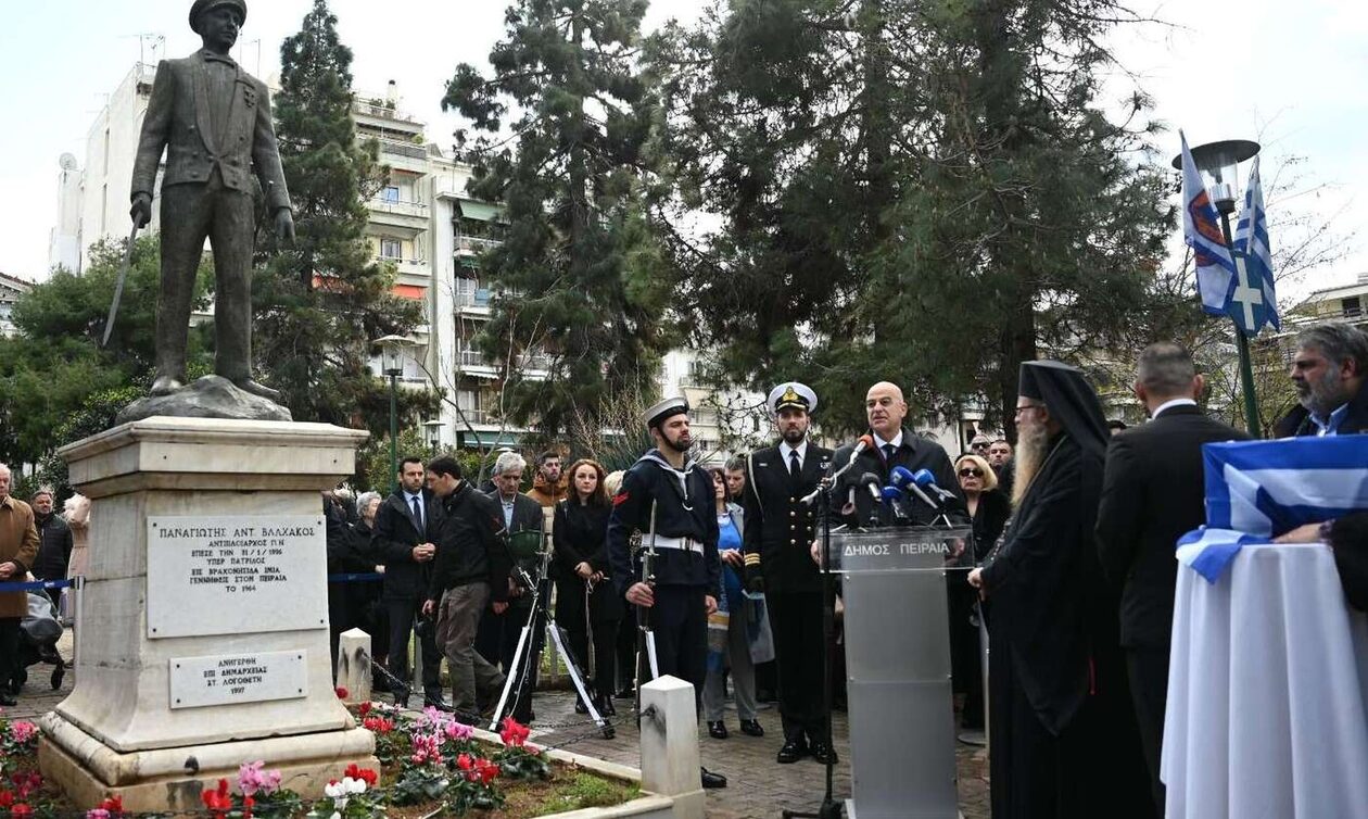 Πειραιάς: Επιμνημόσυνη δέηση στον ανδριάντα του Παναγιώτη Βλαχάκου που έπεσε στα Ίμια