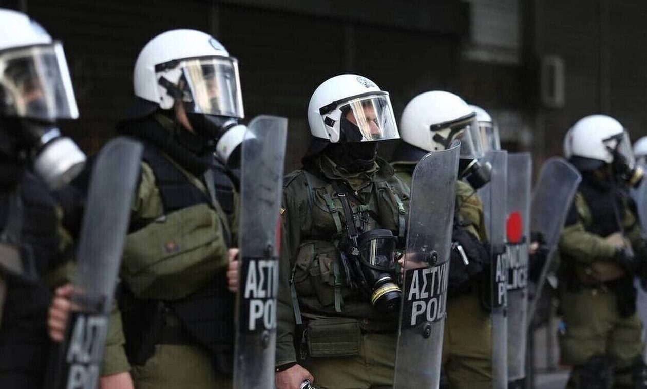 Επίθεση με φωτοβολίδα κατά αστυνομικών κοντά στην πλατεία Μαβίλη – 17 προσαγωγές