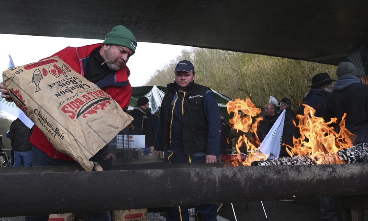 Γαλλία: «Ώρα μηδέν» για τους αγρότες – Περικυκλώνουν το Παρίσι – 15.000 αστυνομικοί σε ετοιμότητα