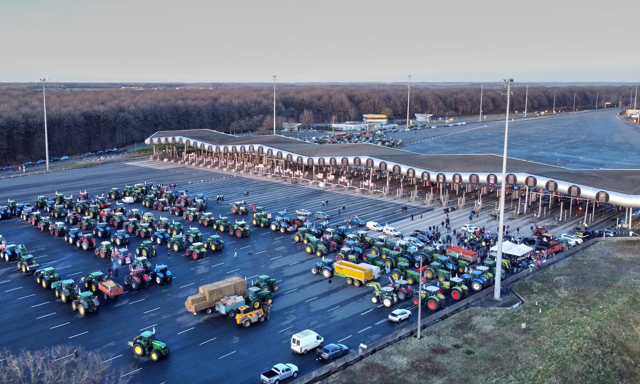 «Από το αγρόκτημα στο πιάτο»: Το σχέδιο που έχει βγάλει στους δρόμους τους αγρότες στην Ευρώπη