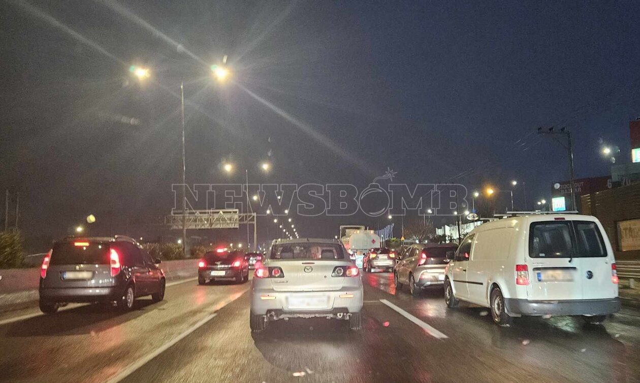 Κίνηση τώρα: Ακινητοποιημένα τα οχήματα στην Εθνική Οδό – Έλεγχοι της Τροχαίας για αλυσίδες