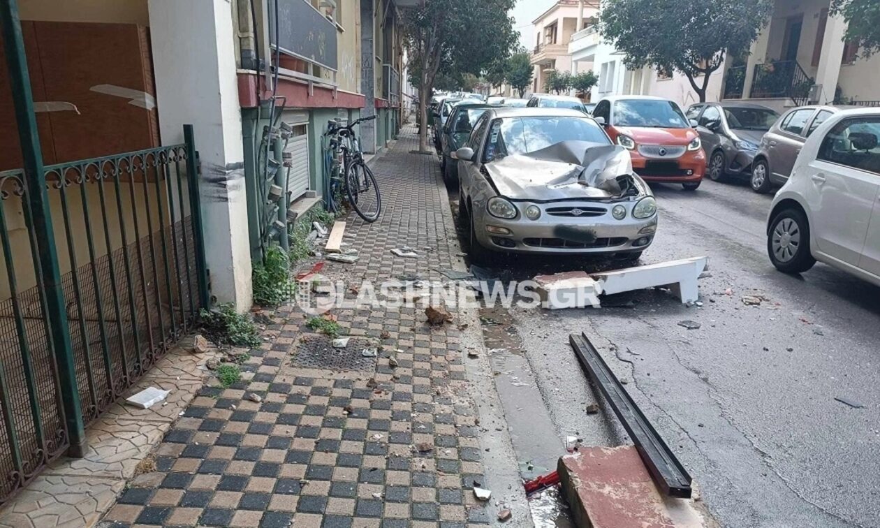 Χανιά: Ξεκόλλησε μπαλκόνι από διαμέρισμα και έπεσε πάνω σε αυτοκίνητο