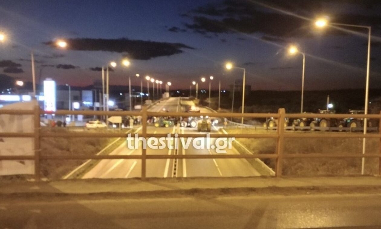 Χαλκιδική: Αγρότες απέκλεισαν για δεύτερη ημέρα τη Μουδανιών