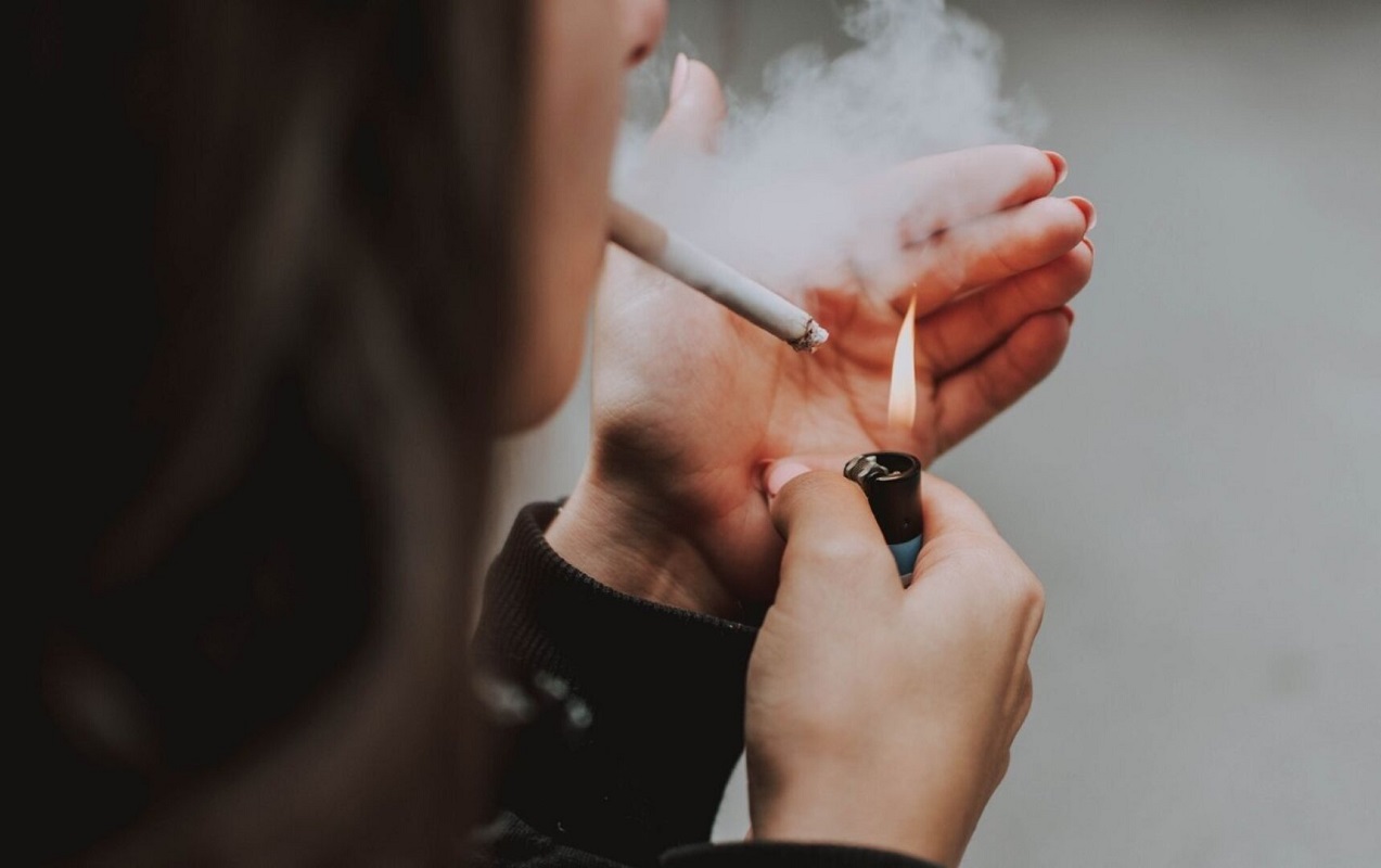 Kάπνισμα: Πώς επιταχύνει την τριχόπτωση