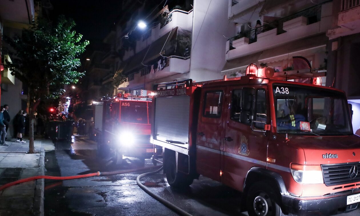Φωτιά στο Περιστέρι: «Έσπασαν τζαμαρίες» – Νέες μαρτυρίες πως βρέθηκαν γκαζάκια