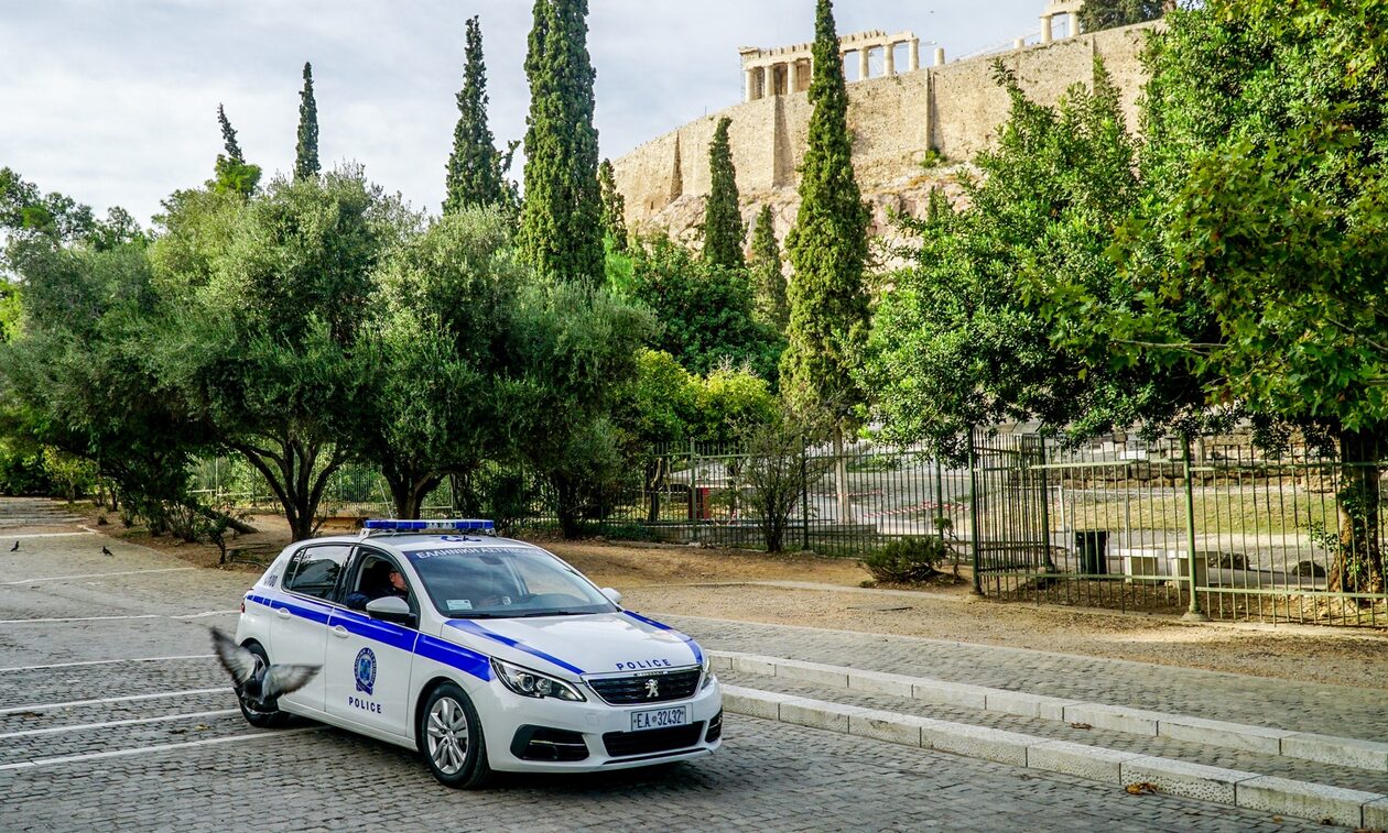 Τρόμος για 29χρονη στο κέντρο της Αθήνας: Κουκουλοφόροι την απείλησαν για να τη ληστέψουν