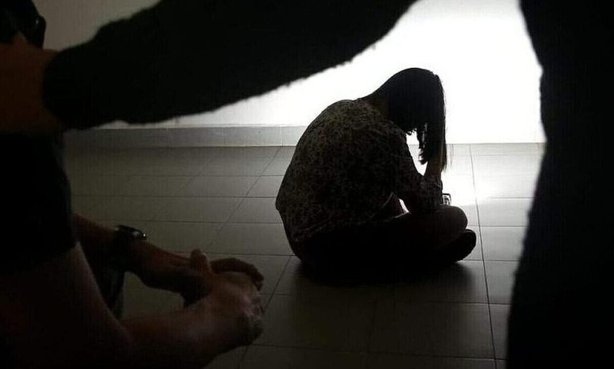 Καλαμάτα: Νταντά ταρακουνούσε και φώναζε σε αδερφάκια 19 μηνών και 3 ετών – Την «έπιασε» η κάμερα