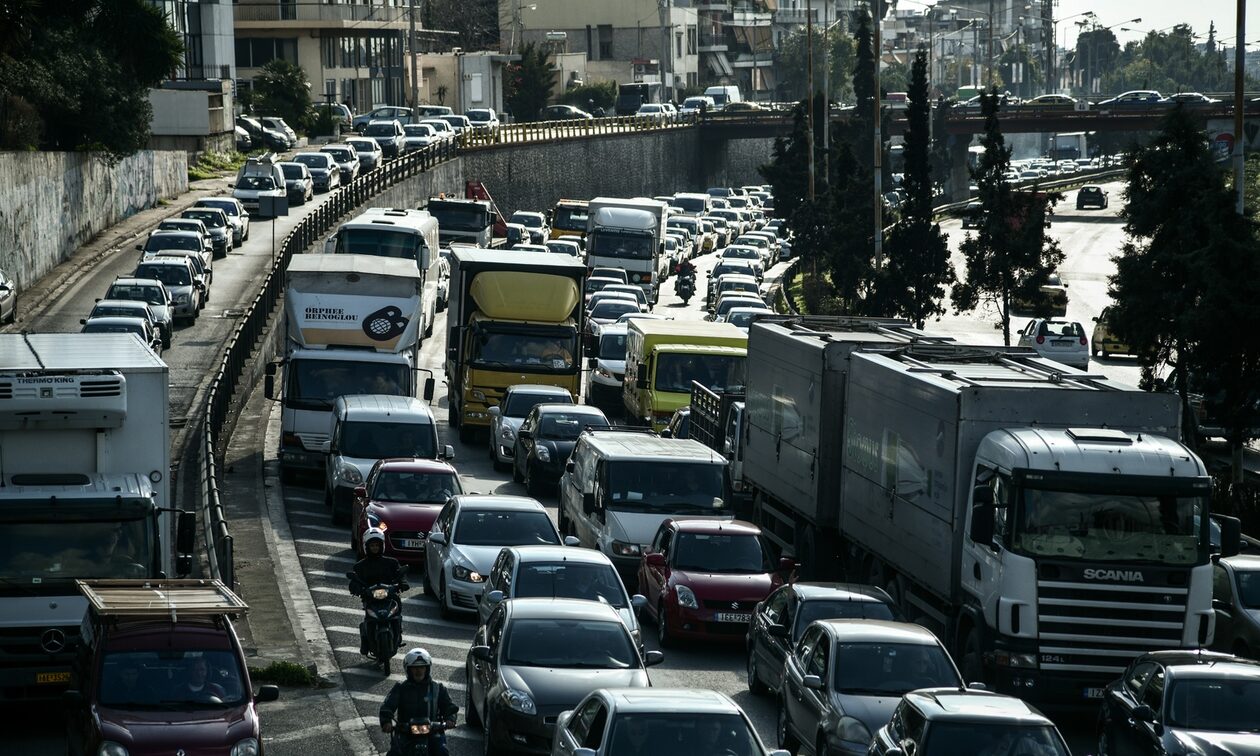 Κίνηση στους δρόμους: Σοβαρά προβλήματα στον Κηφισό, καθυστερήσεις στην Αττική οδό