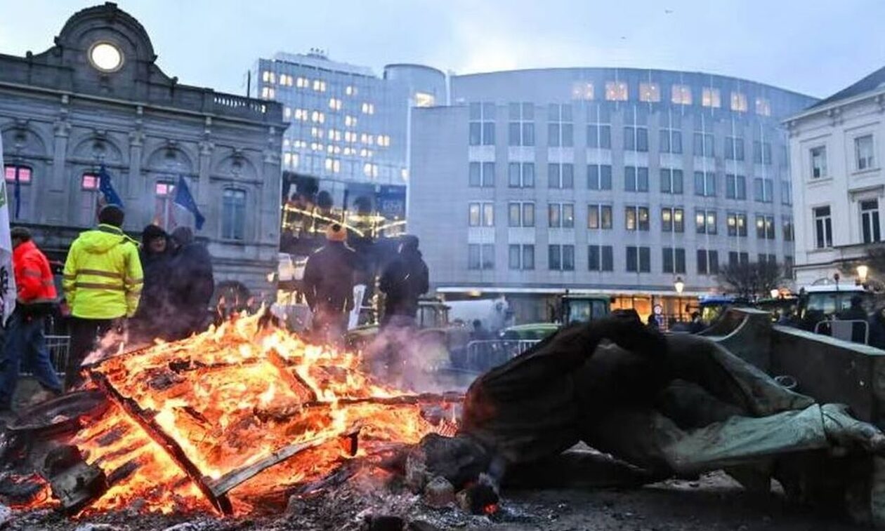 Οργή αγροτών: Tουλάχιστον 1.300 τρακτέρ στις Βρυξέλλες – Πέτρες, αυγά και κοπριά σε αστυνομικούς