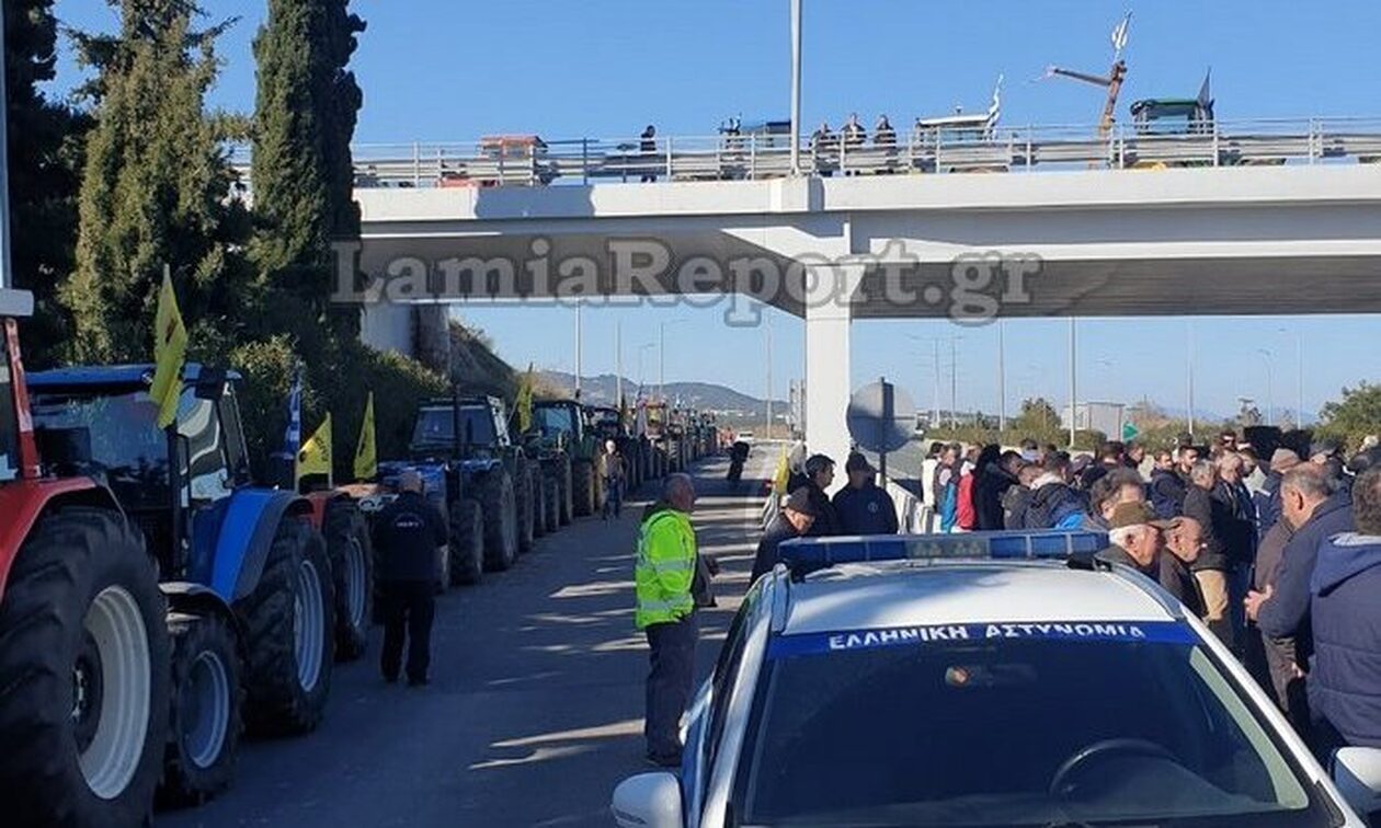 Αγροτικές κινητοποιήσεις: Κλειστή η εθνική οδός στην Αταλάντη και στα δύο ρεύματα