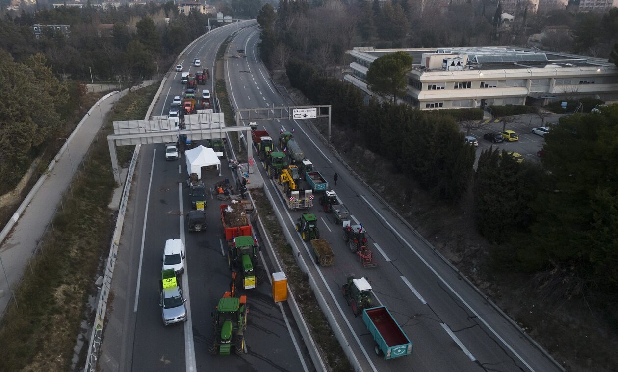 Άρση των αγροτικών μπλόκων στη Γαλλία: «Ικανοποιητικά» τα νέα μέτρα του Ατάλ