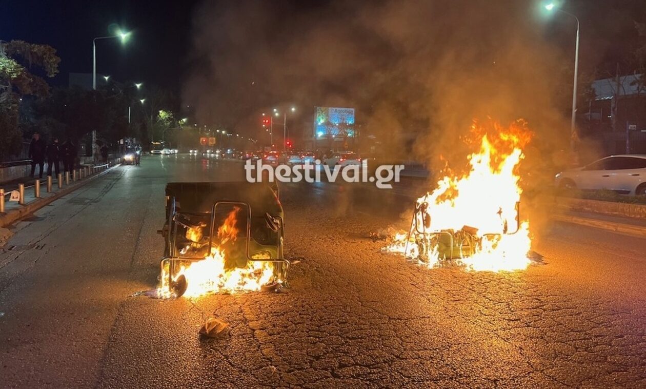 Νέα ένταση στη Θεσσαλονίκη: Πυρπόλησαν κάδους απορριμμάτων στην Εγνατία