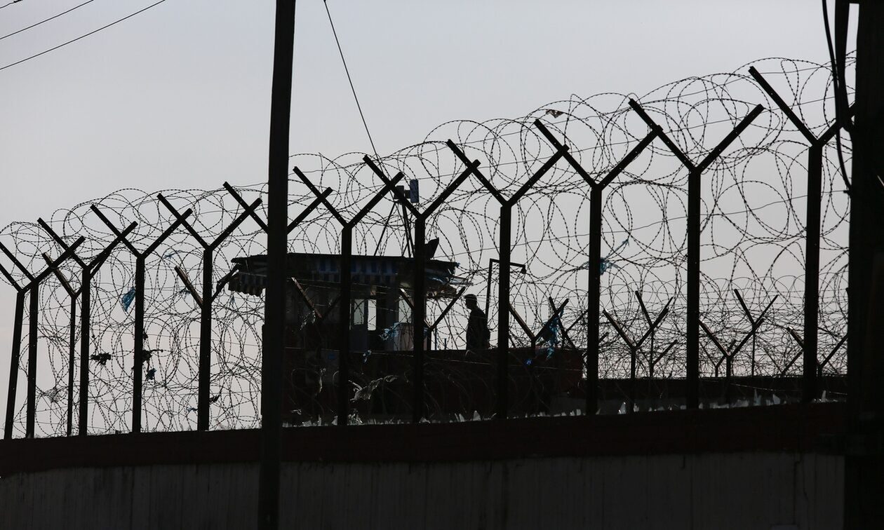 Ένταση και επεισόδια στις φυλακές Νιγρίτας – Κρατούμενοι έβαλαν φωτιές στα στρώματα