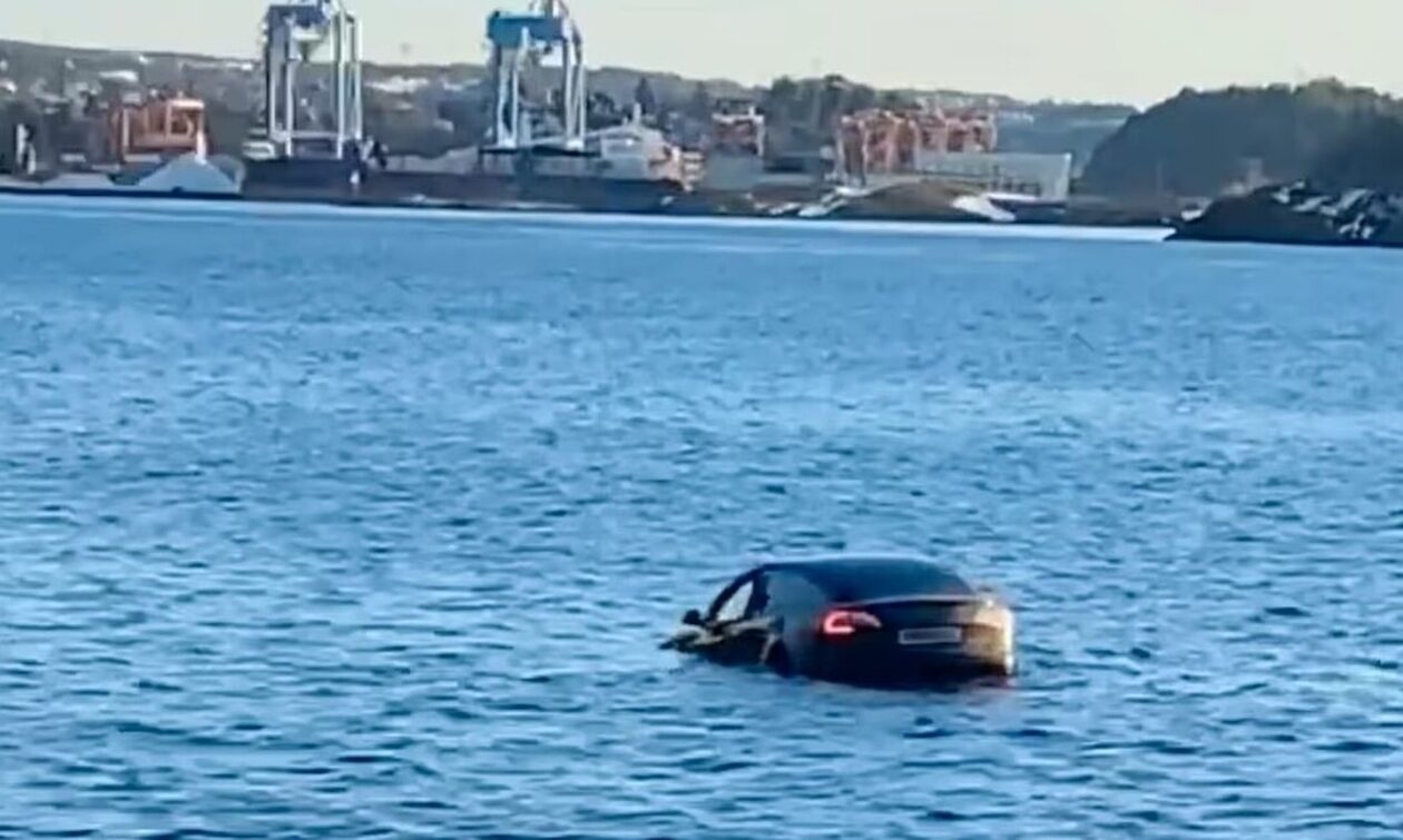 Νορβηγία: Βίντεο με το αυτοκίνητο που βυθίστηκε σε φιόρδ και οι επιβαίνοντες σώθηκαν από…σάουνα